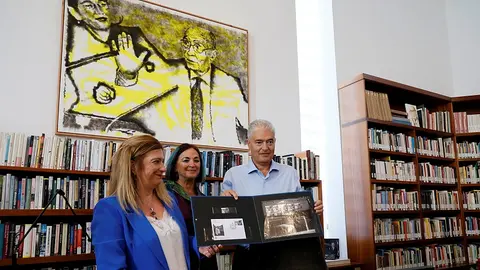 José Juan Cruz junto al sello homenaje.