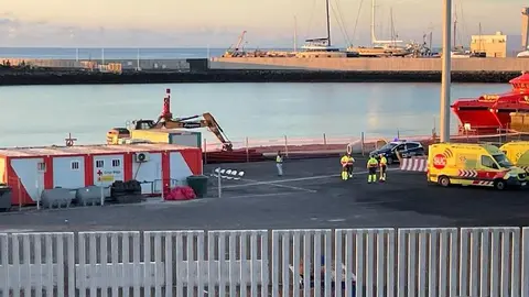 Imagen de la llegada de un grupo de inmigrantes a Puerto Naos con Salvamento Marítimo.