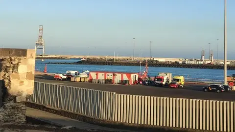 Los equipos de emergencia y asistencia esperando en Puerto Naos la llegada de la nueva patera