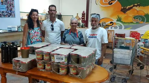 Imagen del momento de la entrega de los alimentos.
