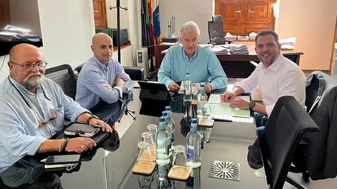 Jacobo Medina en la reunión en el Ayuntamiento de Tías