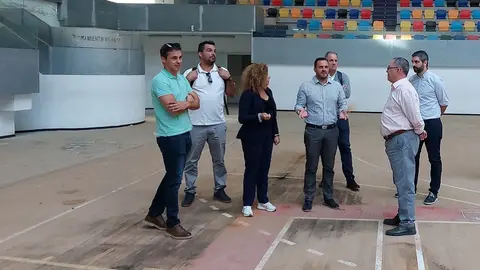 El alcalde de Arrecife, junto a la concejala de Deportes y directivos de Clece muestran a los medios el interior del Pabellón, y sus muchas deficiencias