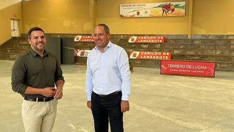 Jacobo Medina y Juan Monzón en el terrero de lucha de la Ciudad Deportiva