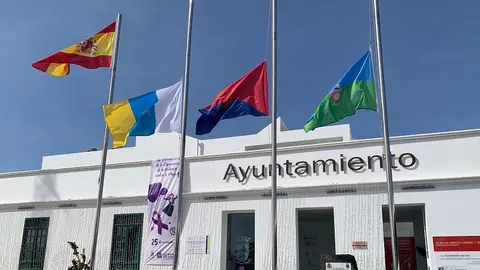 Banderas del Ayuntamiento de Tías a media hasta.