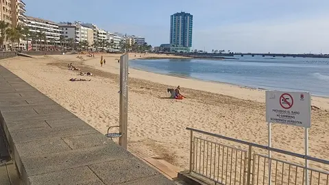 Imagen hoy de la Playa de El Reducto. El Ayuntamiento prohíbe el baño de manera temporal