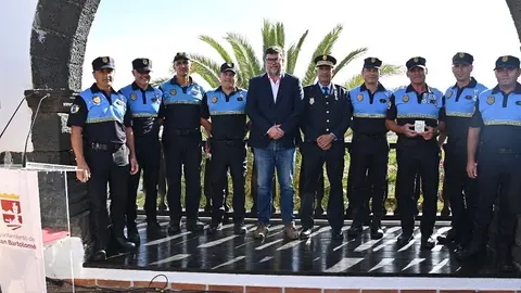 Isidro Pérez junto a los policias  de San Bartolomé.