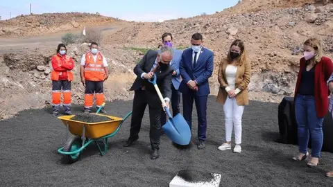Momento de la colocación de la primera y última piedra de la residencia de mayores de Tahíche en plena pandemia del coronavirus.