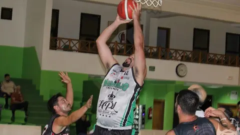 Jugador del Maramajo realizando un lanzamiento.