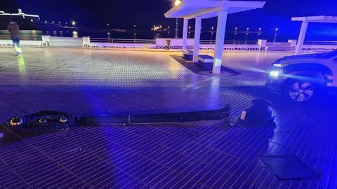 Imagen de la farola derribada