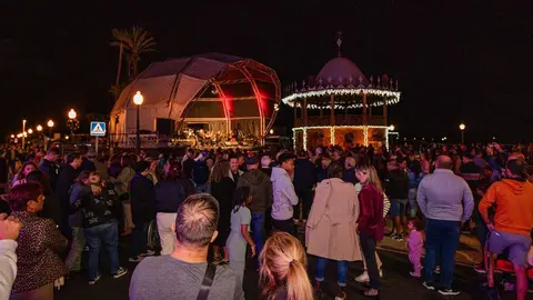 Imagen del público que se dio cita para ver el encendido navideño