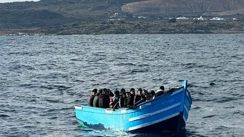 Imagen de una de las pateras llegando a Lanzarote procedente de Marruecos