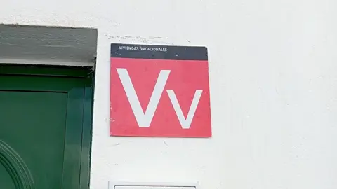 Imagen de uno de los muchos carteles de viviendas vacacionales que hay por Lanzarote