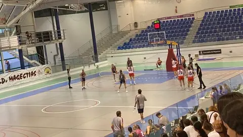 Imagen de un partido en un pabellón municipal.