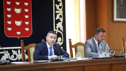 Oswaldo Betancort y Jacobo Medina durante el pleno de este lunes