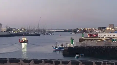 Imagen de la entrada pasadas las siete de la mañana de la embarcación de Salvamento con los inmigrantes.