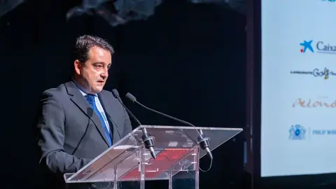 José Valle recogiendo el premio.