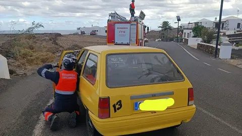 Momento de la asistencia de los bomberos al vehículo siniestrado