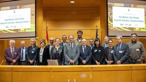 El senador lanzaroteño en el centro de la imagen en la clausura del evento