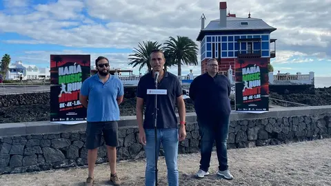 El alcalde y dos de sus concejales durante la presentación de la prueba.