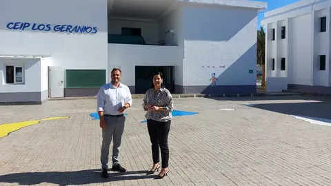 El alcalde de Arrecife, Yonathan de León, y la concejal de Educación Anbigail González