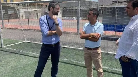 Roy González, en el centro de la imagen, en su etapa como concejal de Deportes de Arrecife.