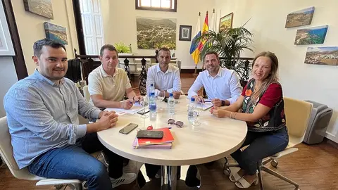 Jacobo Medina con los representantes municipales