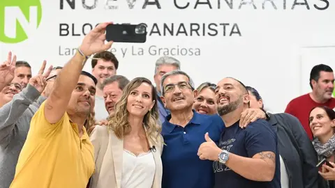 Foto de familia de los integrantes del Comité con el presidente nacional del partido