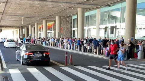 Imagen de un día de colas de llegada de pasajeros en el aeropuerto de Lanzarote.