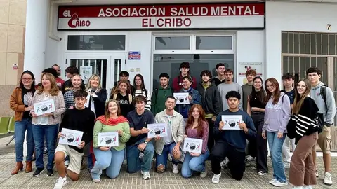 Imagen de los alumnos y los responsables de El Cribo, del centro, de Educación y del Ayuntamiento en la puerta de la Asociación.