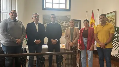 Román Rodríguez y Yoné Caraballo durante su visita al Ayuntamiento de Haría.