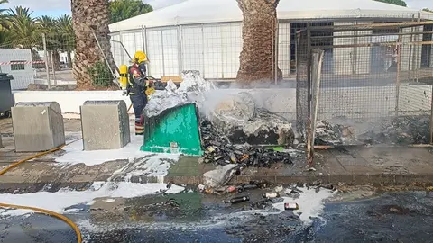 Contedores totalmente calcinados e inservibles tras el incendio producido en Teguise.