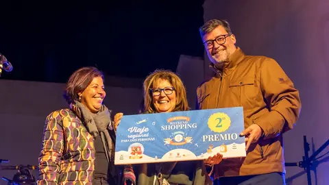 Isidro Pérez entregando uno de los galardones.