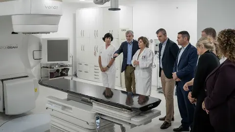 El presidente del Gobierno de Canarias recibiendo las explicaciones por parte del equipo técnico del hospital.