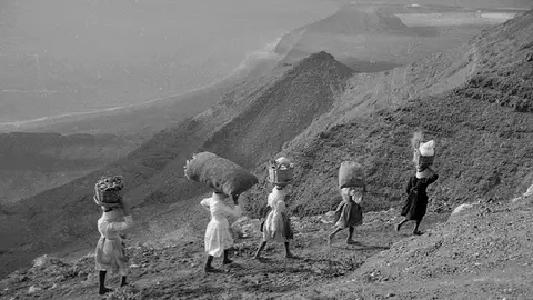 Grupo de gracioseras bajando El Risco tras vender pescado en los pueblos del norte. Javier Reyes Acuña