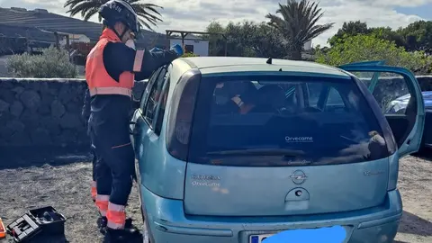 Momento en el que los bomberos acceden al interior del vehículo.