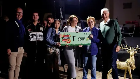 Entrega del primer premio del concurso de escaparates navideños.