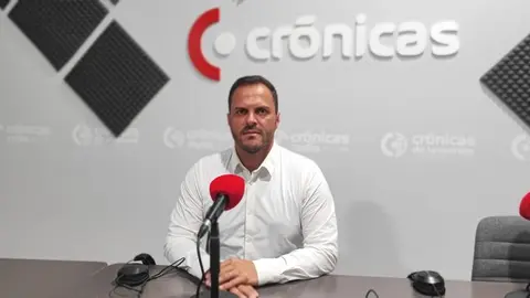 Yonathan de León en el estudio de Crónicas Radio
