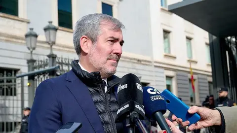 Clavijo atendiendo a los medios a la puerta del Congreso