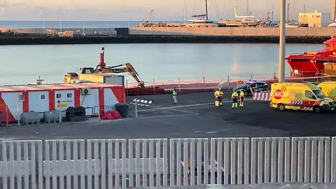 Imagen de los dispositivos de emergencia preparados en Puerto Naos para atender a los inmigrantes