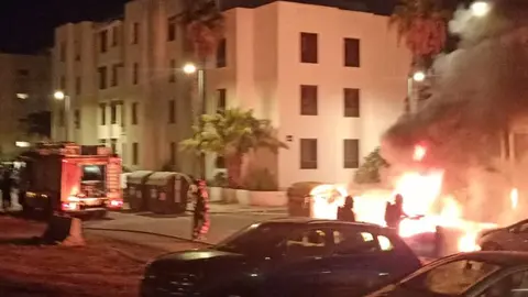 Imagen del momento en el que llegaron los bomberos a sofocar el fuego