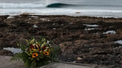Las flores que ha llevado la organización para mostrar el cariño que se le tenía a su compañero.