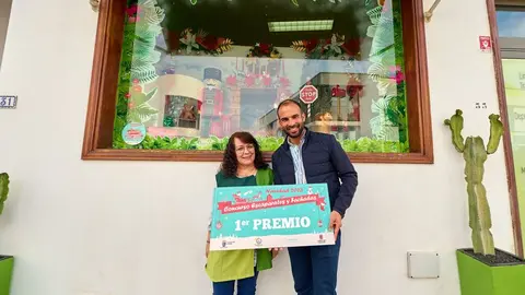 Daniel Medina con la ganadora del Primer Premio.