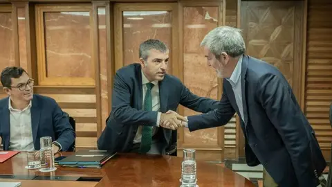 Fernando Clavijo saludando a Manuel Domínguez