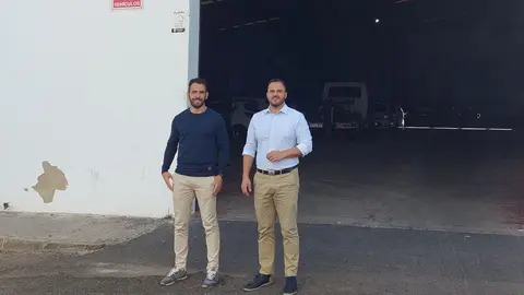 Yonathan de León y Mario González Altube en la sede de las Guaguas  Municipales