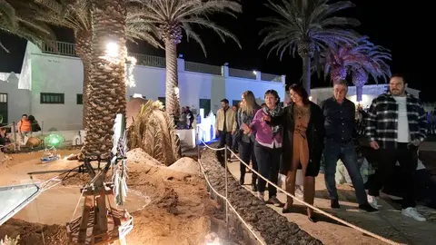 La alcaldesa y sus compañeros del Gobierno municipal visitando la obra.