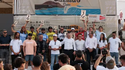 Imagen del podio de los ganadores con las autoridades, entre ellas el presidente del Cabildo y el alcalde de Tinajo