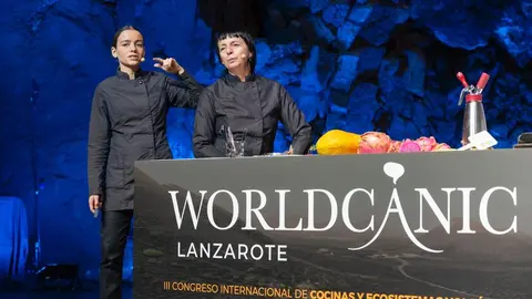 Imagen de una de las charlas que se ofrecieron en el auditorio de los Jameos