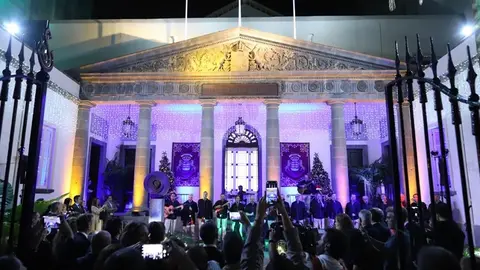 Parlamento de Canarias con la iluminación navideña.