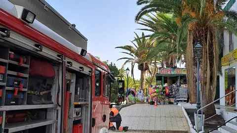 Camión de los bomberos durante su intervención en Costa Teguise.