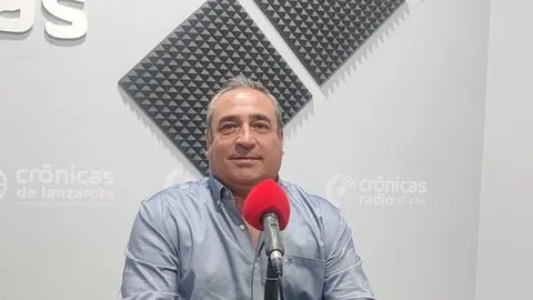 Ángel Vázquez en el estudio de Crónicas Radio.